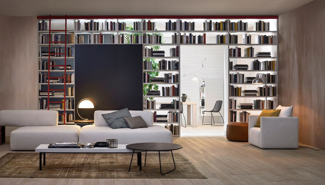 Librerie filtro al posto di muri per separare gli ambienti di casa